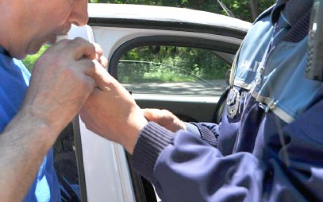 Un tânăr s-a suit la volan băut şi fără permis